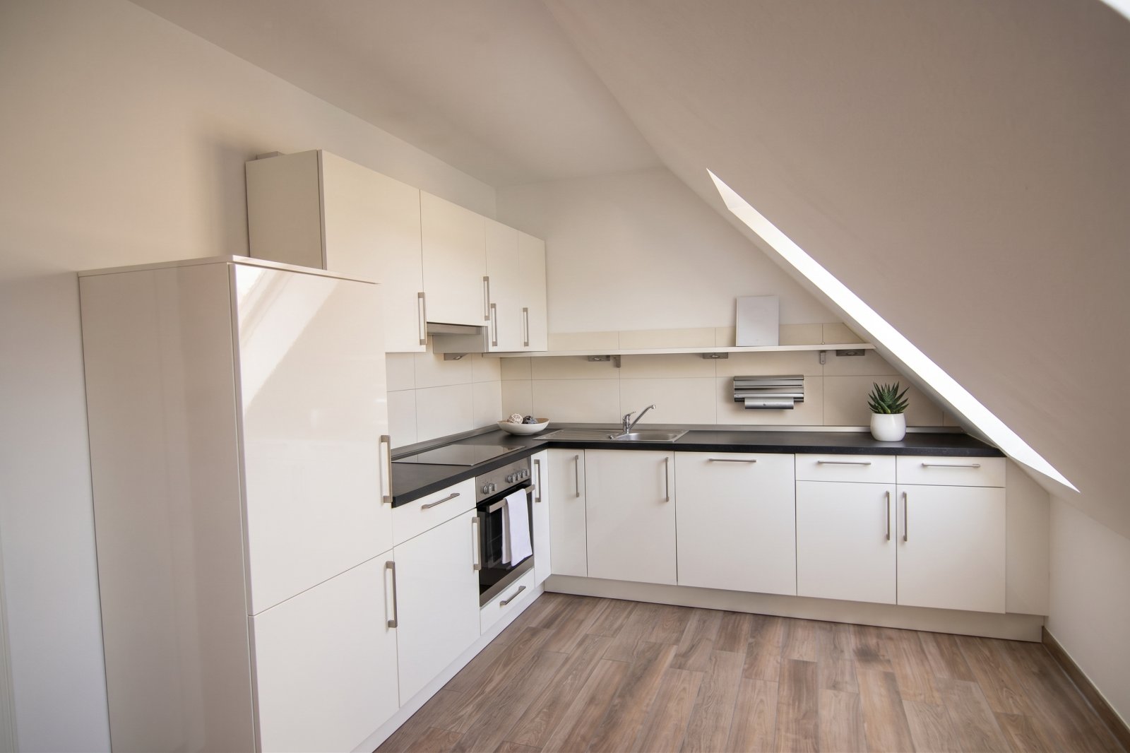 Große 3-Zimmer-Dachgeschoss-Wohnung mit Balkon im schönen Curslack! - Photo 3