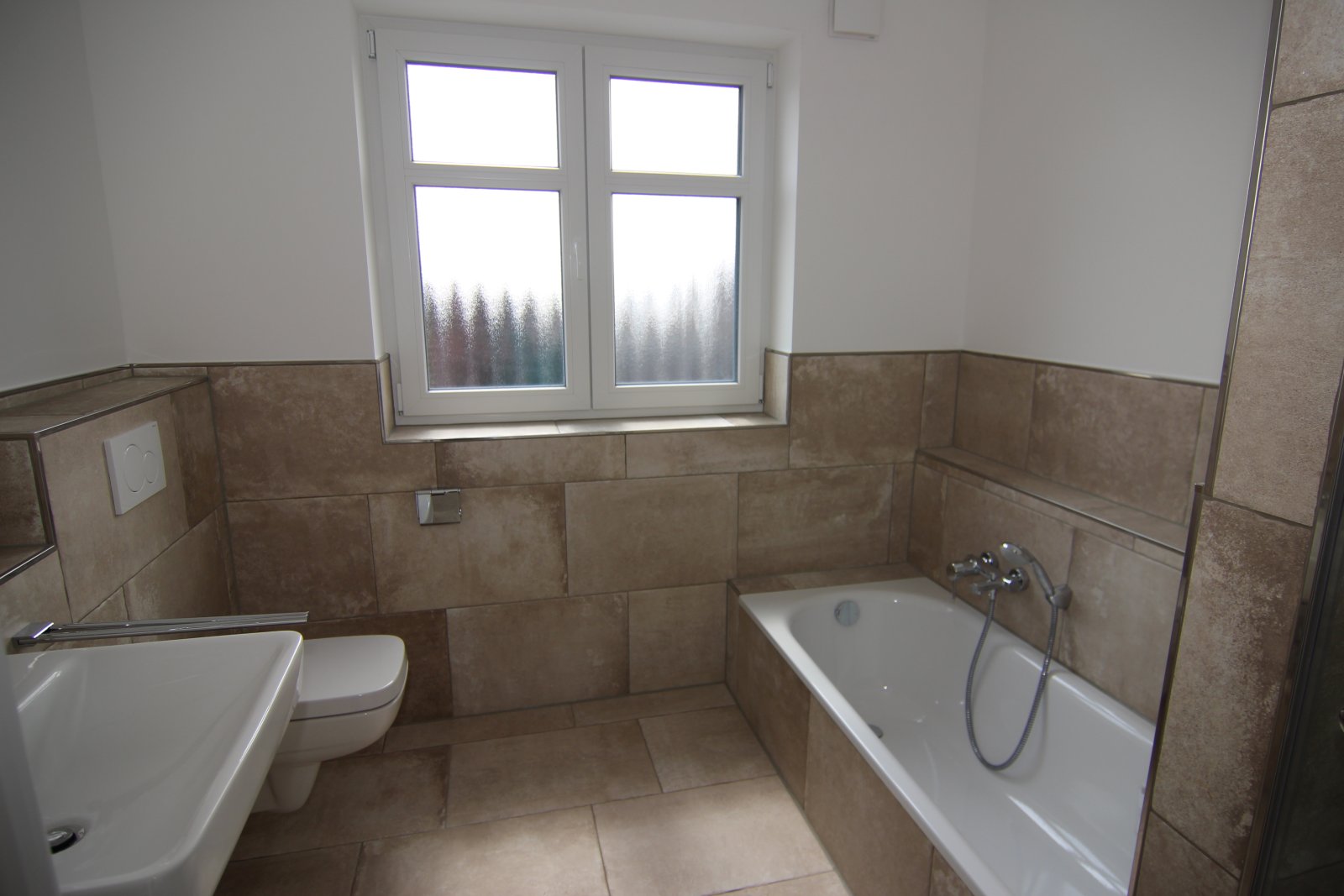 Am Elbdeich gelegene, helle 4-Zimmer-Dachgeschoss-Wohnung über 2 Ebenen mit Balkon - Photo 2