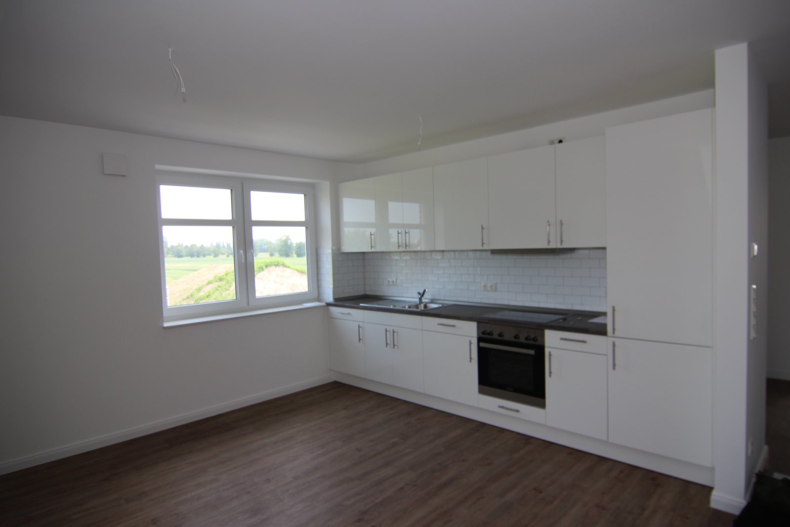 Am Elbdeich gelegene, helle 4-Zimmer-Dachgeschoss-Wohnung über 2 Ebenen mit Balkon - Photo 1